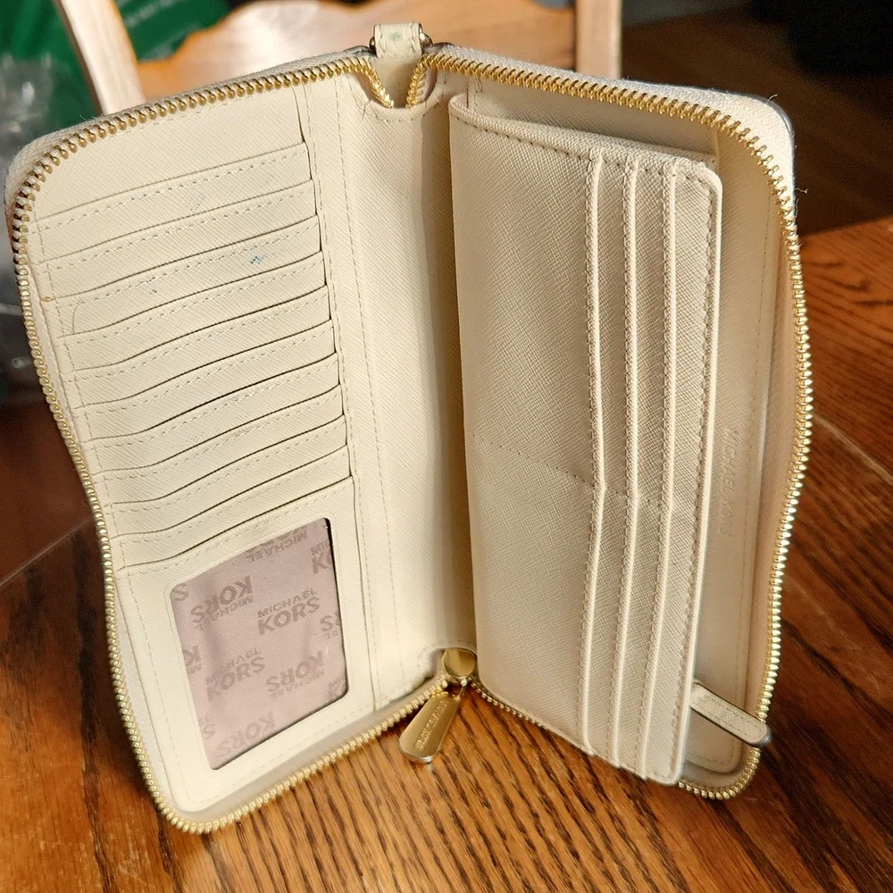 Michel Kors wallet - Picture 3 of 4